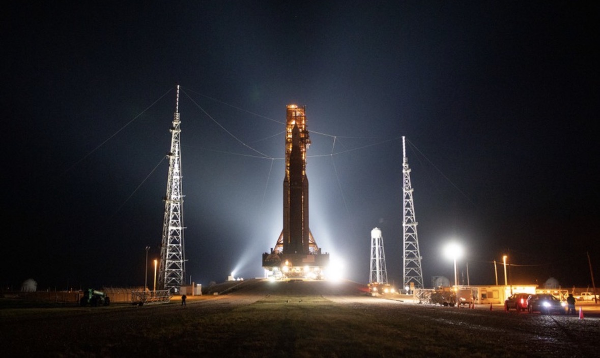 NASA lança foguete histórico e missão volta à órbita da Lua após décadas