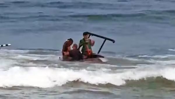 Helicóptero faz pouso forçado no mar da Barra da Tijuca