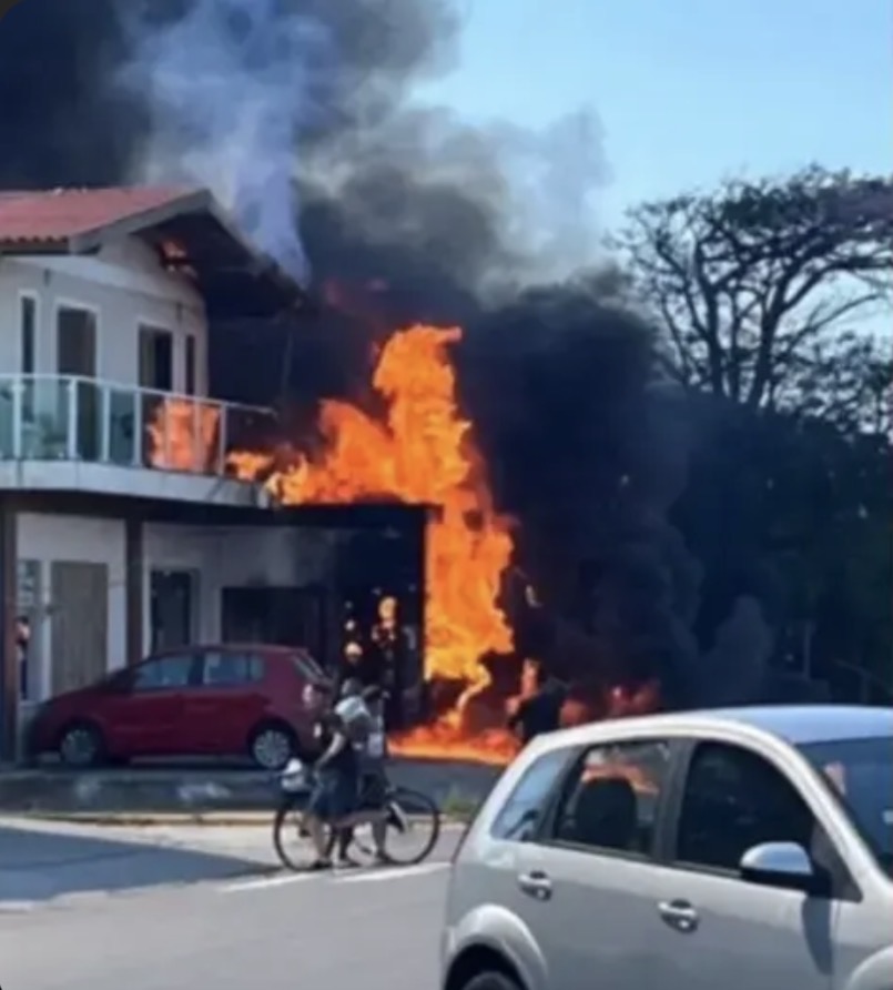 Queda de avião em área residencial deixa quatro mortos no RS