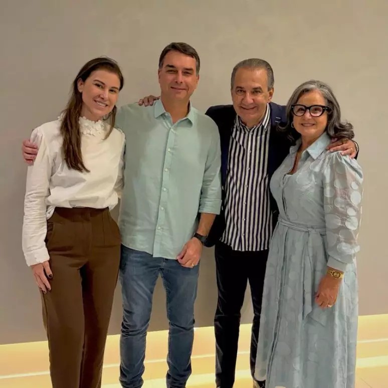 Flávio Bolsonaro garante apoio de Silas Malafaia em ato no Rio