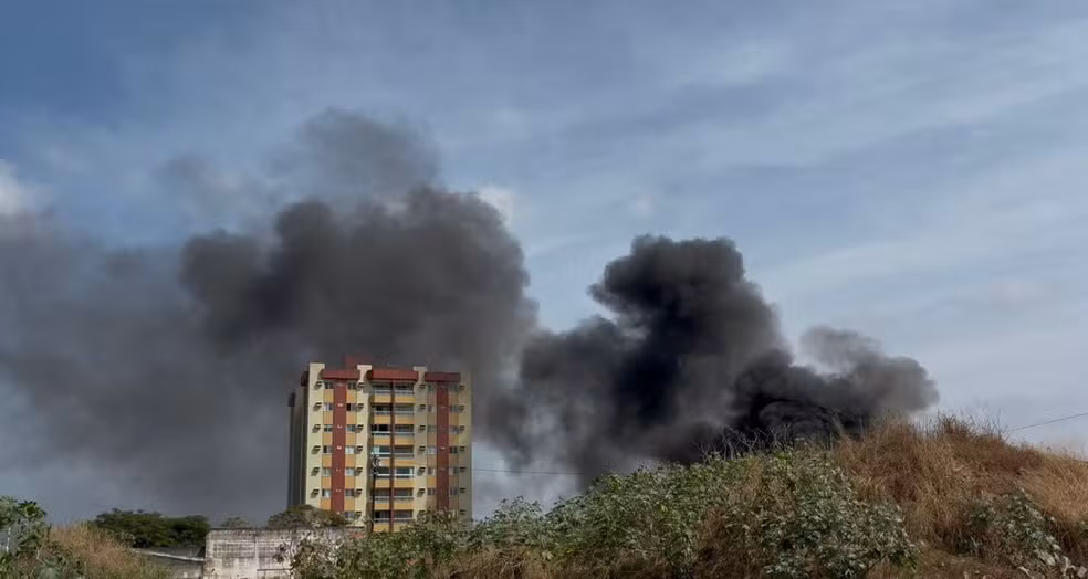 Incêndio em área próxima à linha férrea assusta moradores em Campos