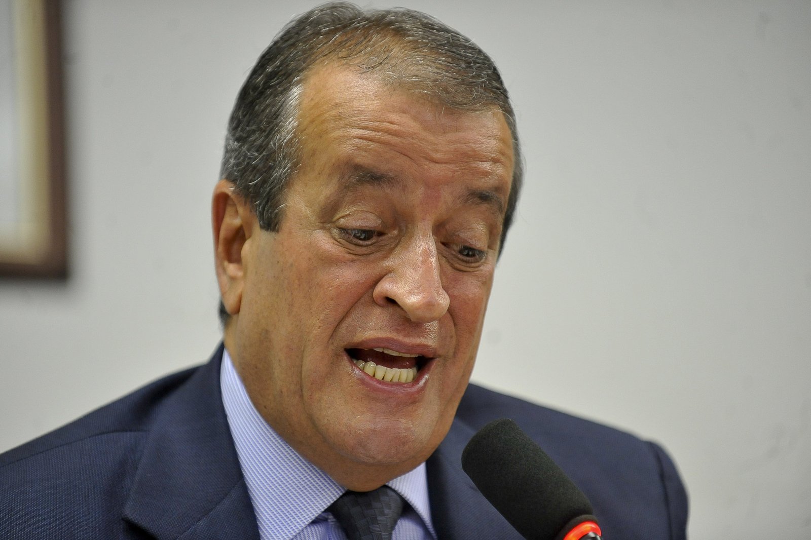 Dino bloqueia 119.2 milhões de Waldemar