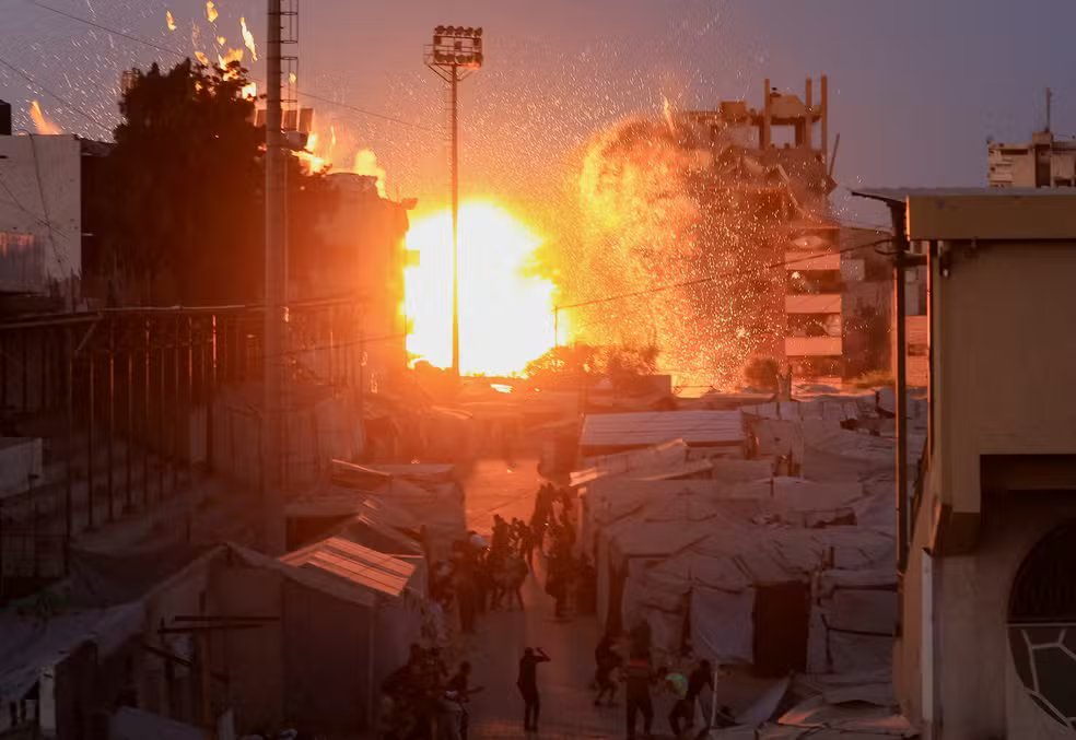 Israel bombardeia mesquita na Faixa de Gaza
