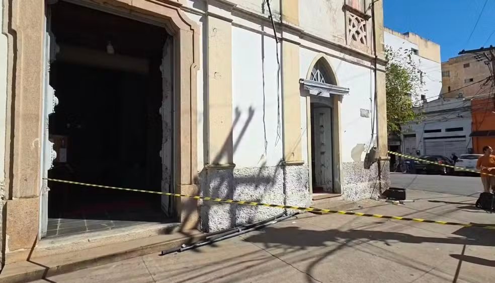Furto de cabos deixa igreja sem energia